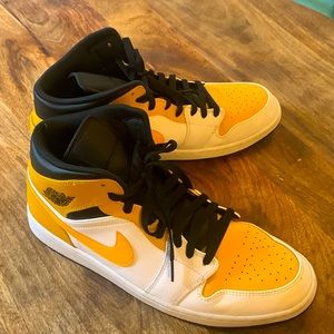 Jordan 1 mid university gold